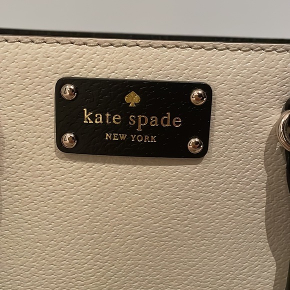 Kate spade satchel with red interior - Picture 4 of 4